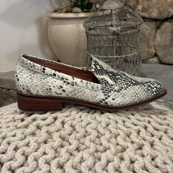 Chelsea & Violet Women's Leather Snakeskin Pattern Flats SZ 5.5 - Picture 1 of 9